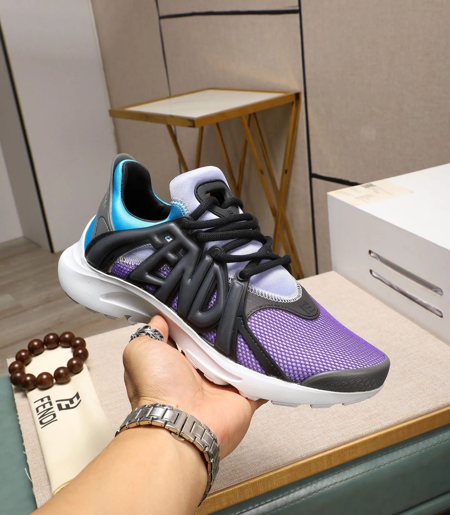 Men's Men's Shoes 💰800 Fendi Fendi's latest Tag series of men's casual mesh sports running shoes, originally purchased and developed, this Tag sneaker is a one-leg sneaker, made of black high-tech mesh material with gray neoprene details. Oversized FENDI lettering on the side and translucent rubber details. Light and flexible rubber running shoe soles, beautifully packaged at the delivery counter, customized breathable lining, original molded foam rubber outsole, sole thickness: 3.5CM! Size: 40-44 (customized at 39.45.46)